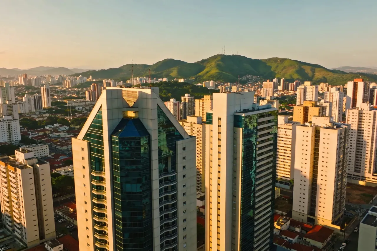 Vista panorâmica urbana representando a adesão à energia solar por assinatura em Belo Horizonte